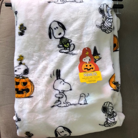 Berkshire Other - Snoopy Halloween Plush Throw